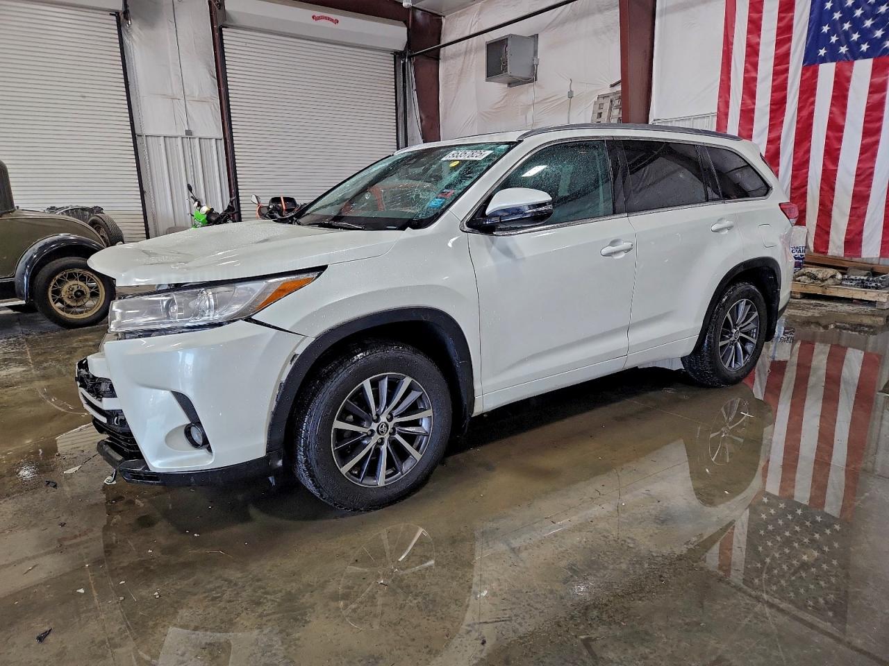 Salvage Toyota Highlander Image