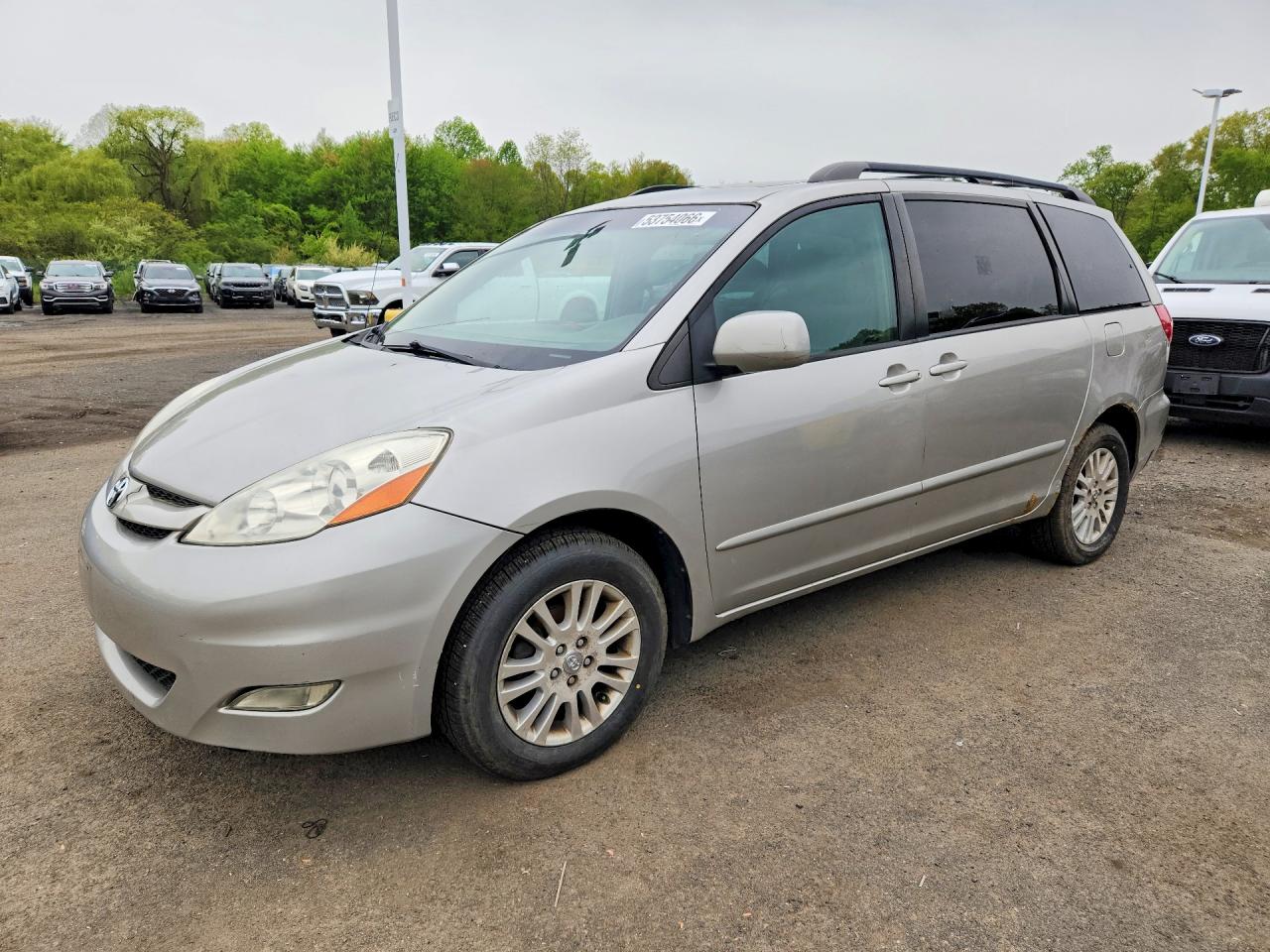 Salvage Toyota Sienna Image