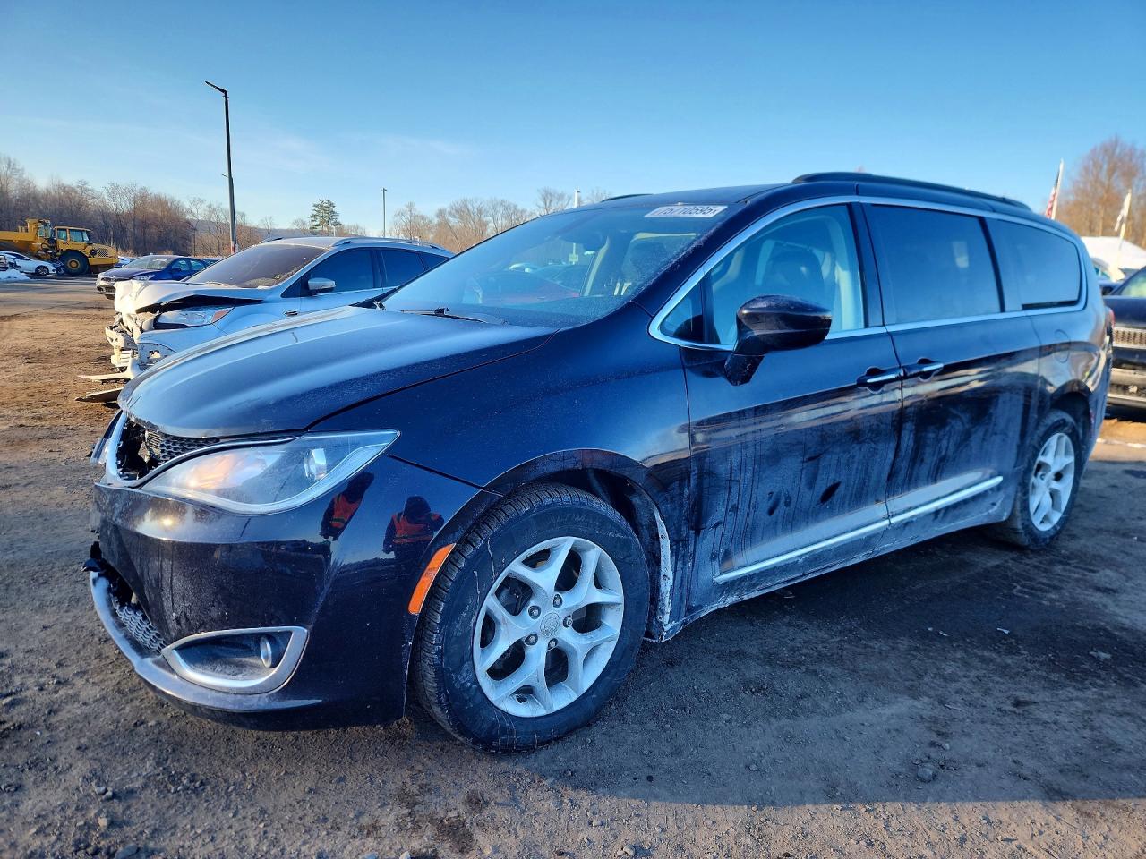 Salvage Chrysler Pacifica Image