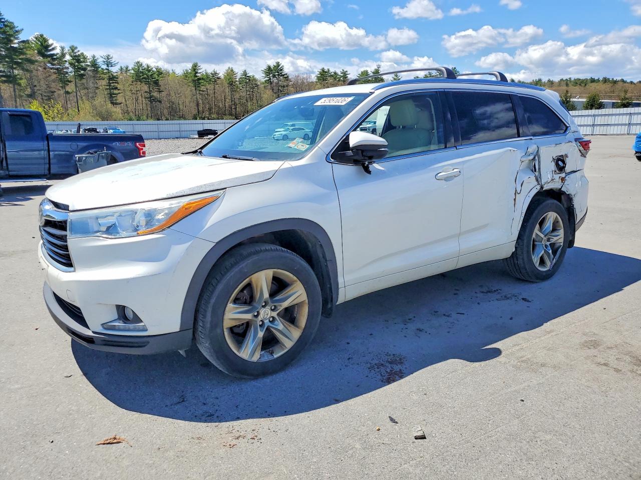 Salvage Toyota Highlander Image