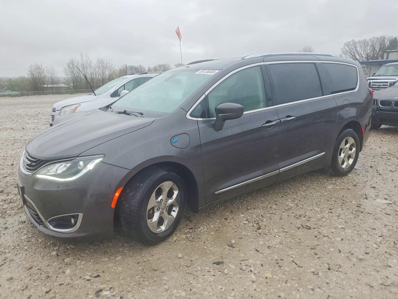 Salvage Chrysler Pacifica Image