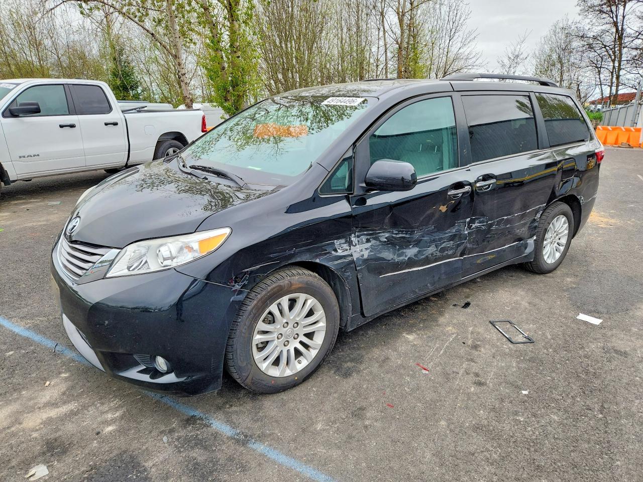 Salvage Toyota Sienna Image