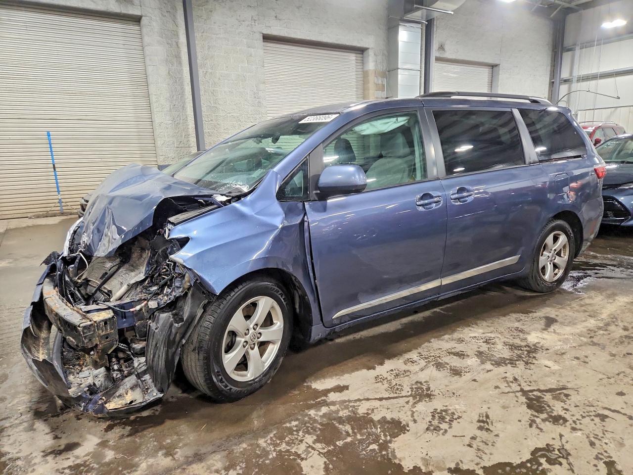 Salvage Toyota Sienna Image