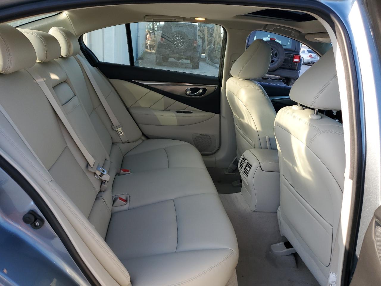 INFINITI Q50 Premium