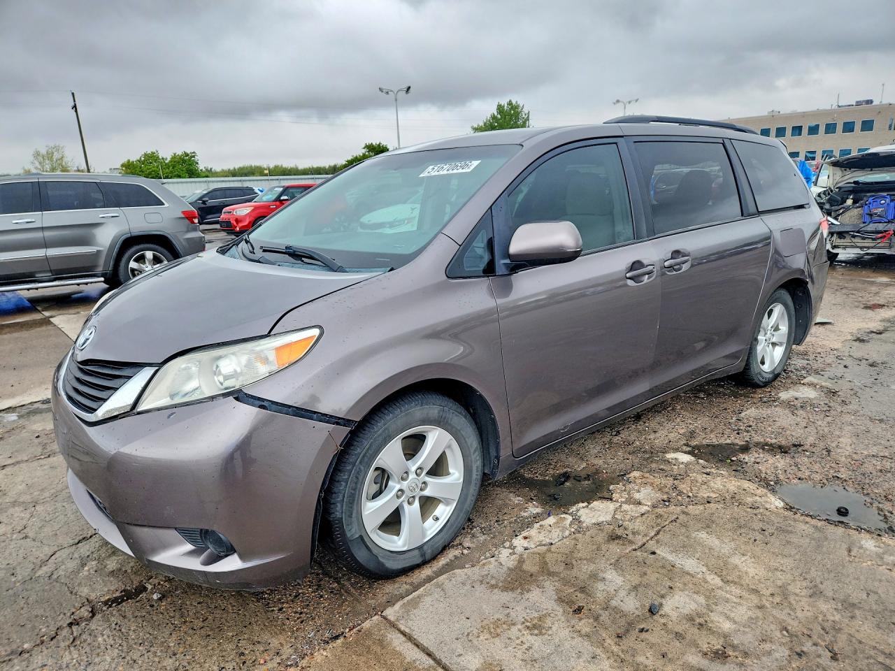 Salvage Toyota Sienna Image