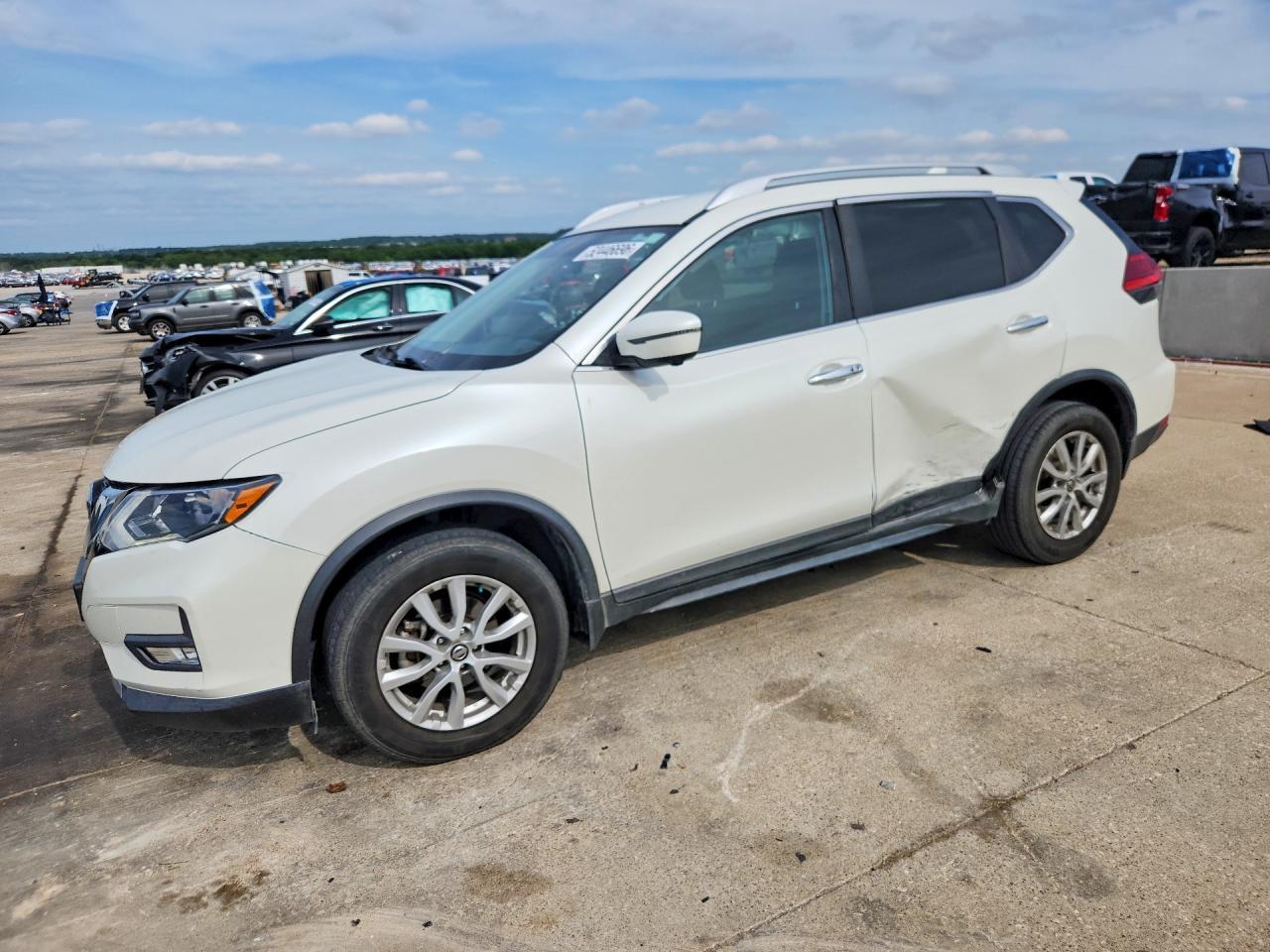 Salvage Nissan Rogue Image