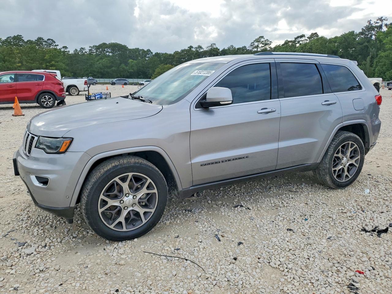 Salvage Jeep Grand Cherokee Image