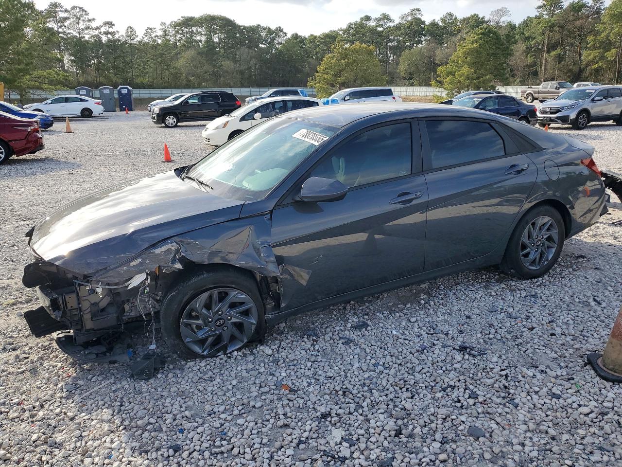 Salvage Hyundai ELANTRA Image