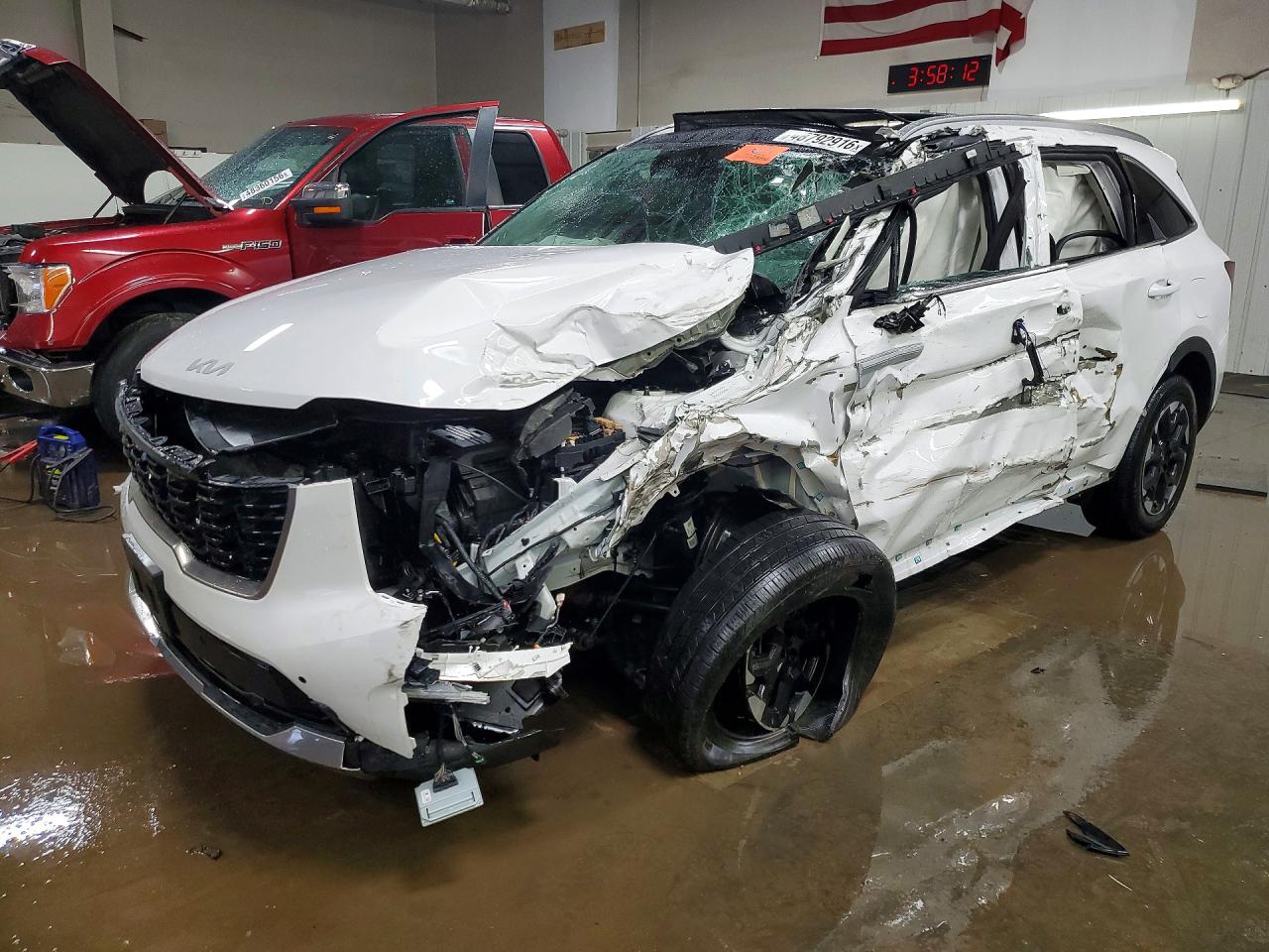 Salvage Kia Sorento Image