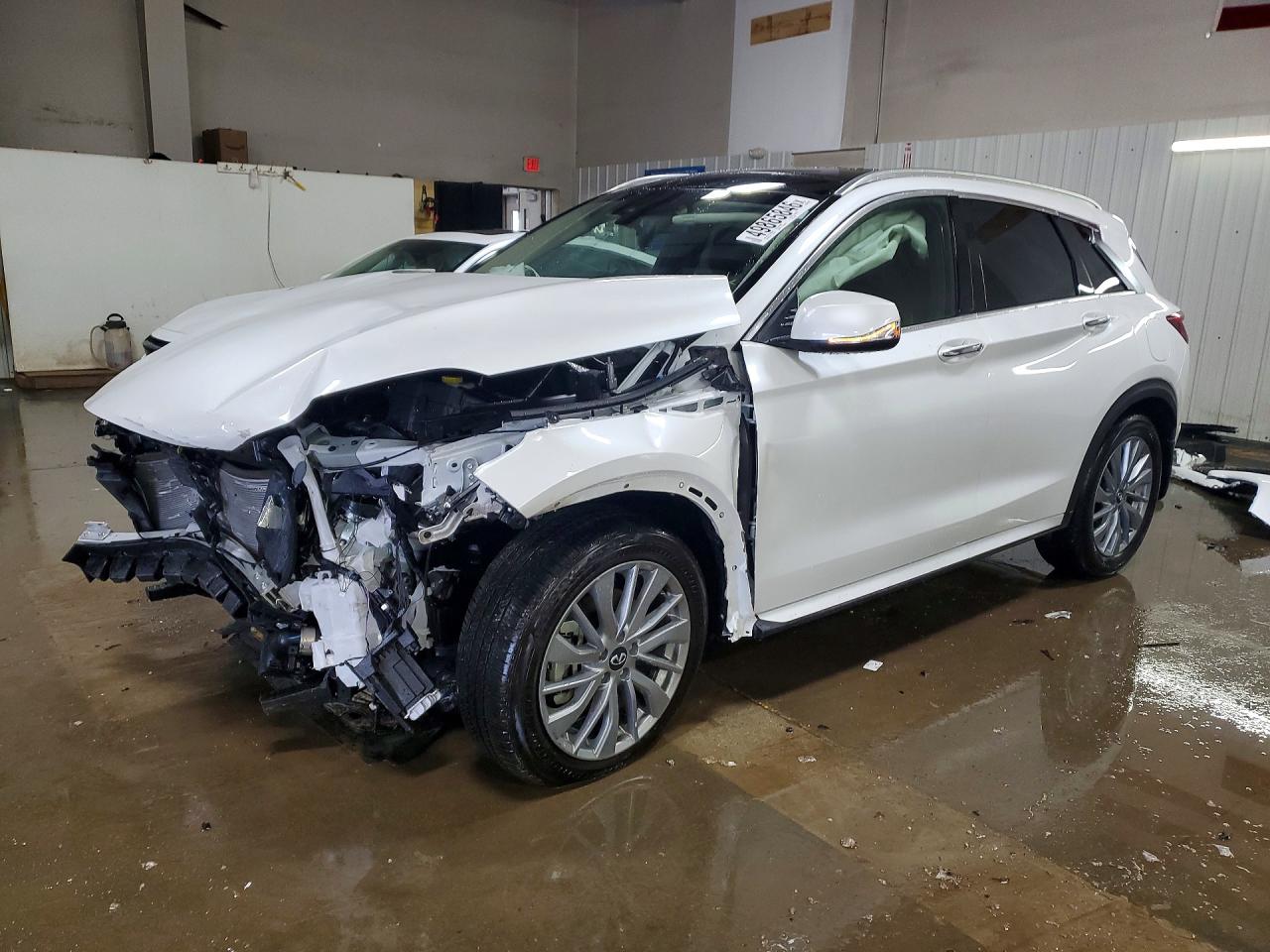 Salvage INFINITI Qx Image
