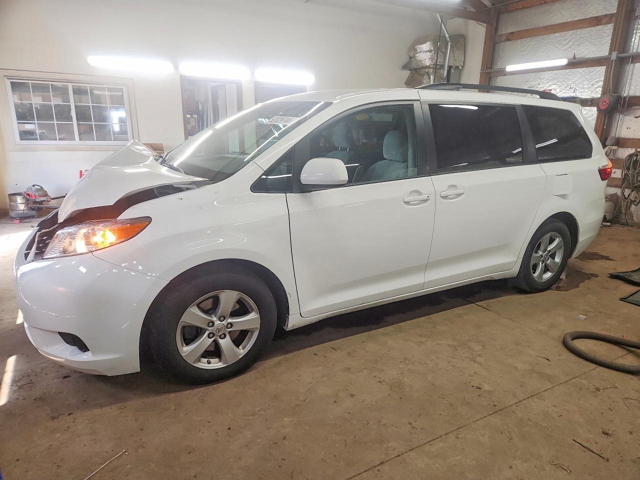 Salvage Toyota Sienna Image