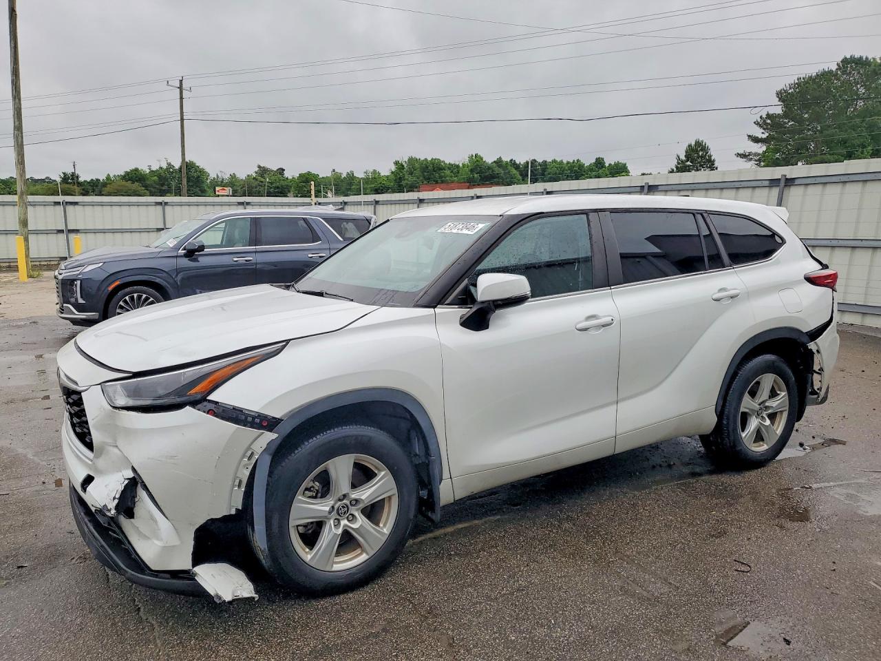 Salvage Toyota Highlander Image