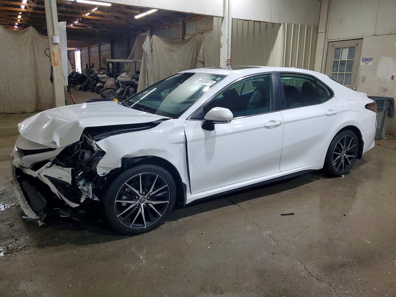 Salvage Toyota Camry Image