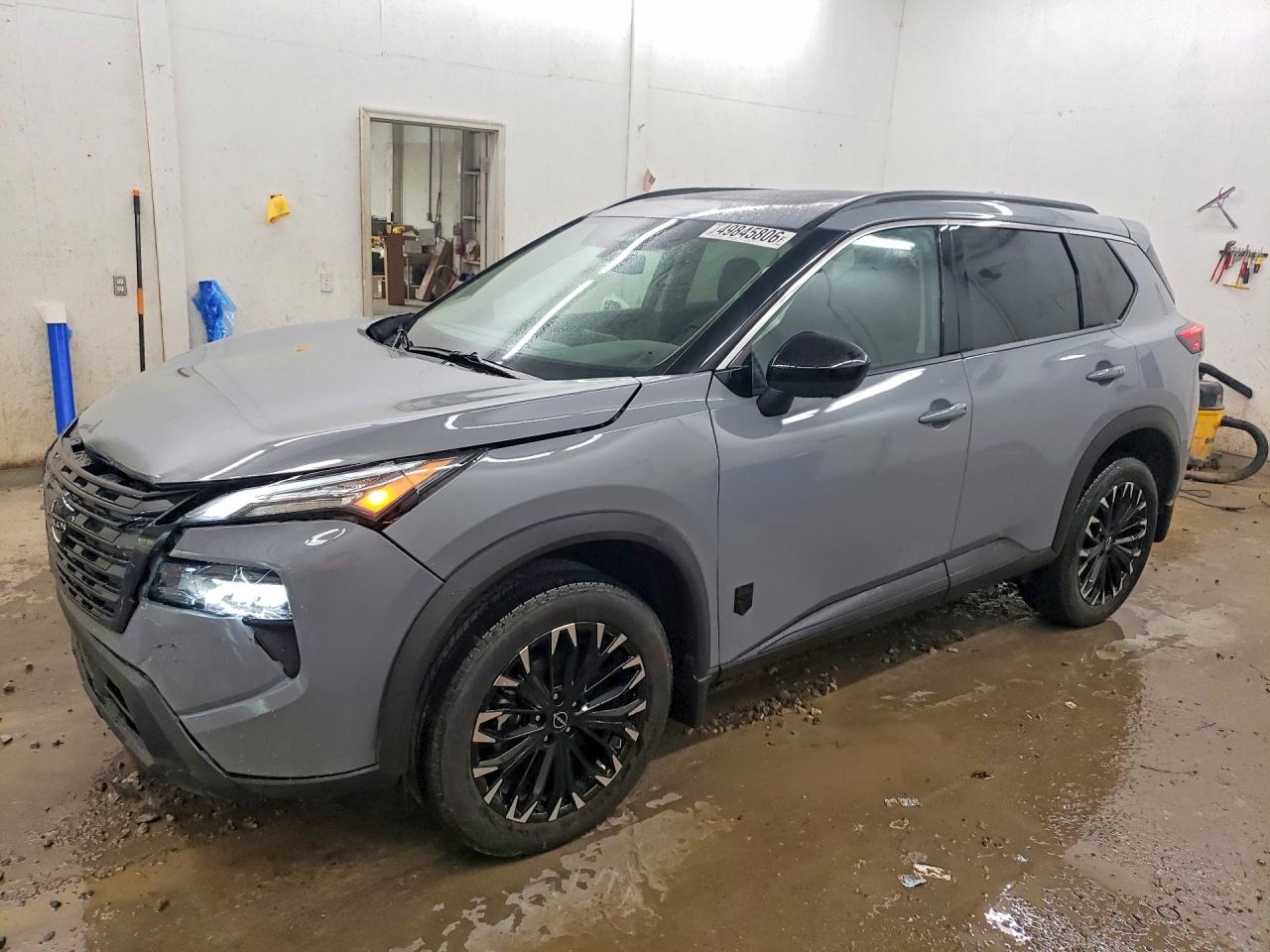 Salvage Nissan Rogue Image