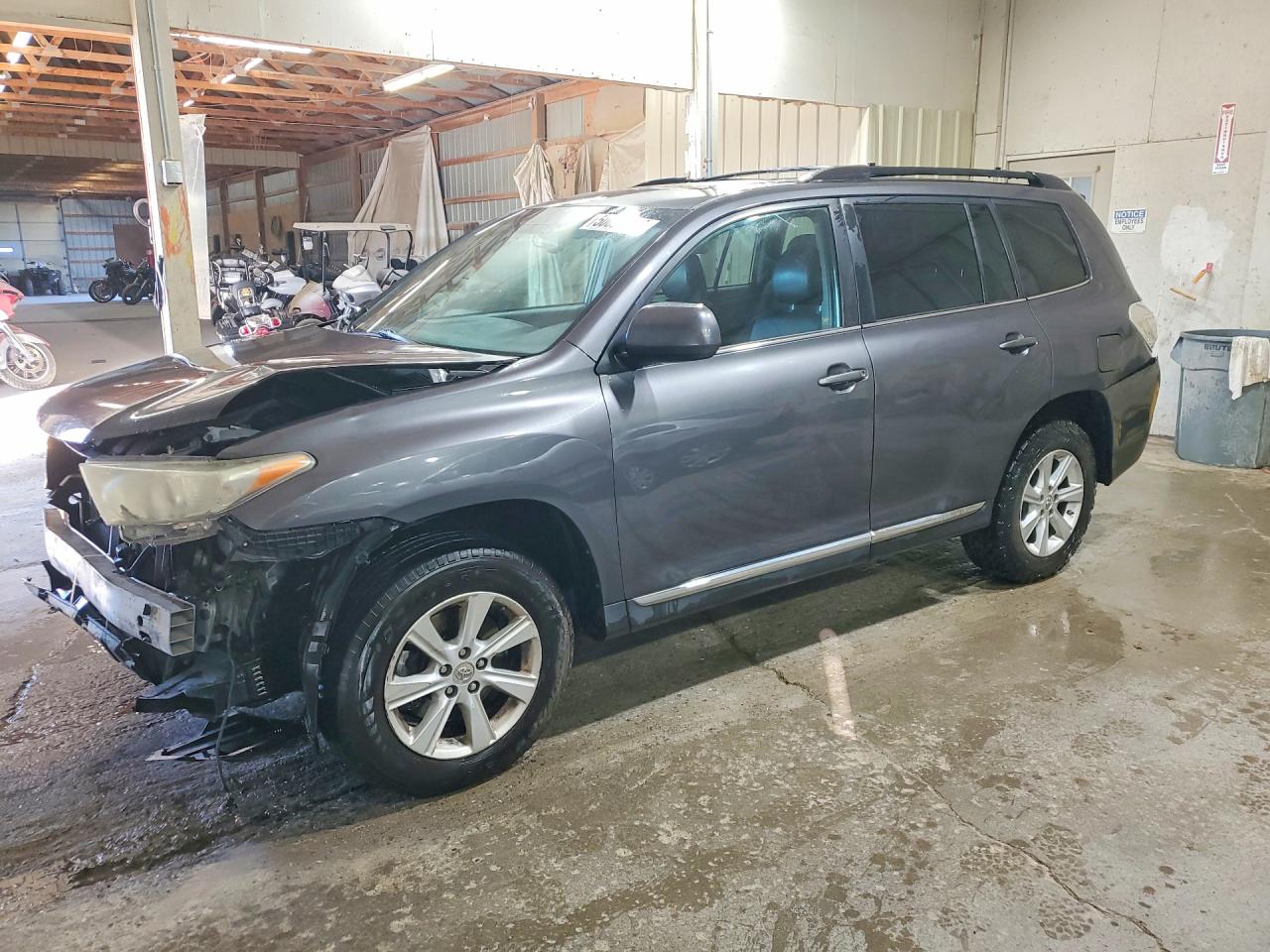 Salvage Toyota Highlander Image