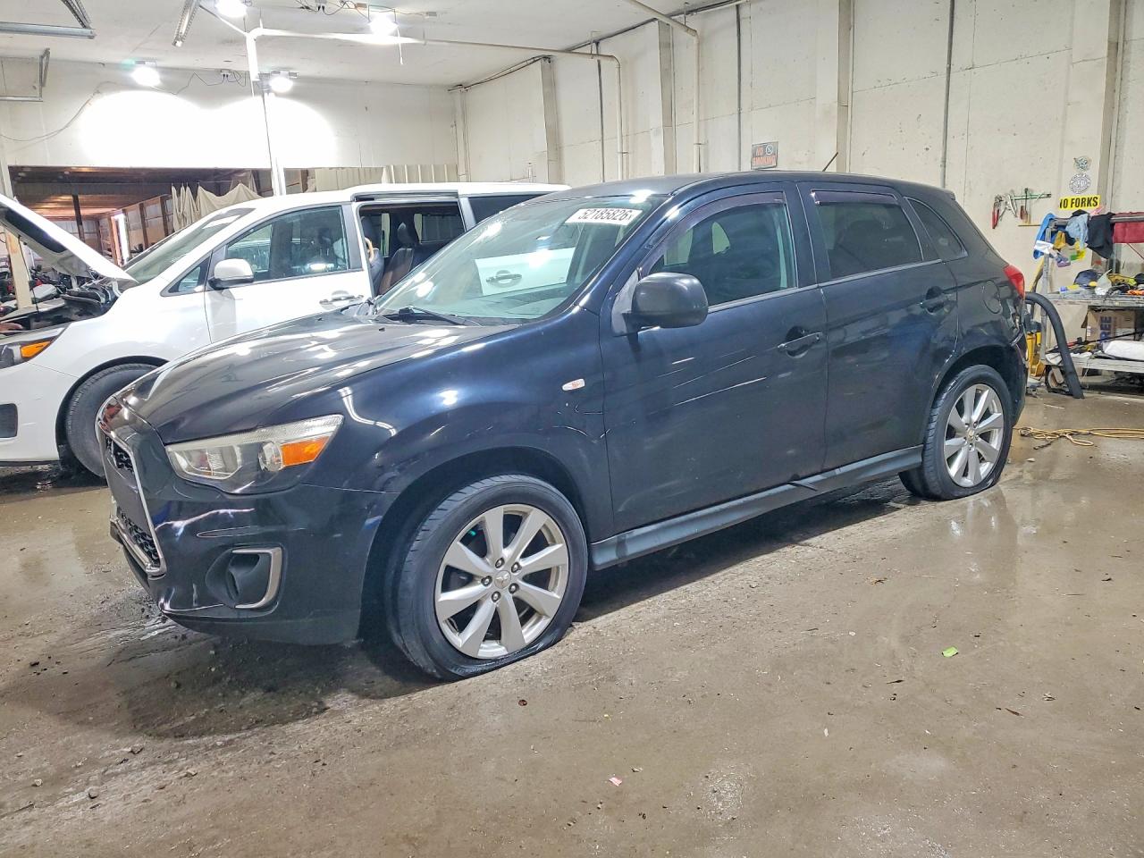 Salvage Mitsubishi Outlander Image