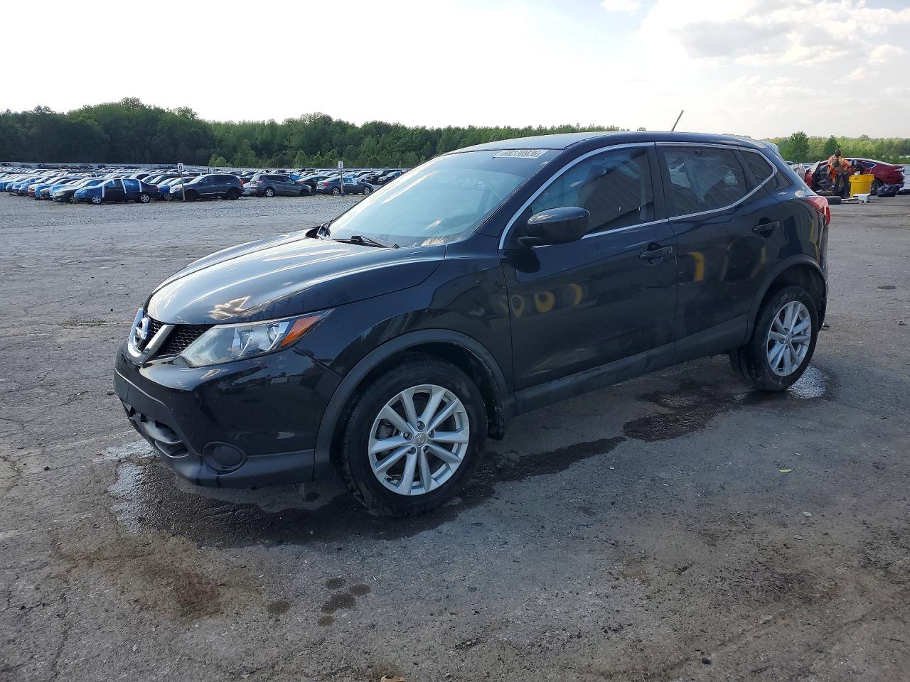 Salvage Nissan Rogue Image