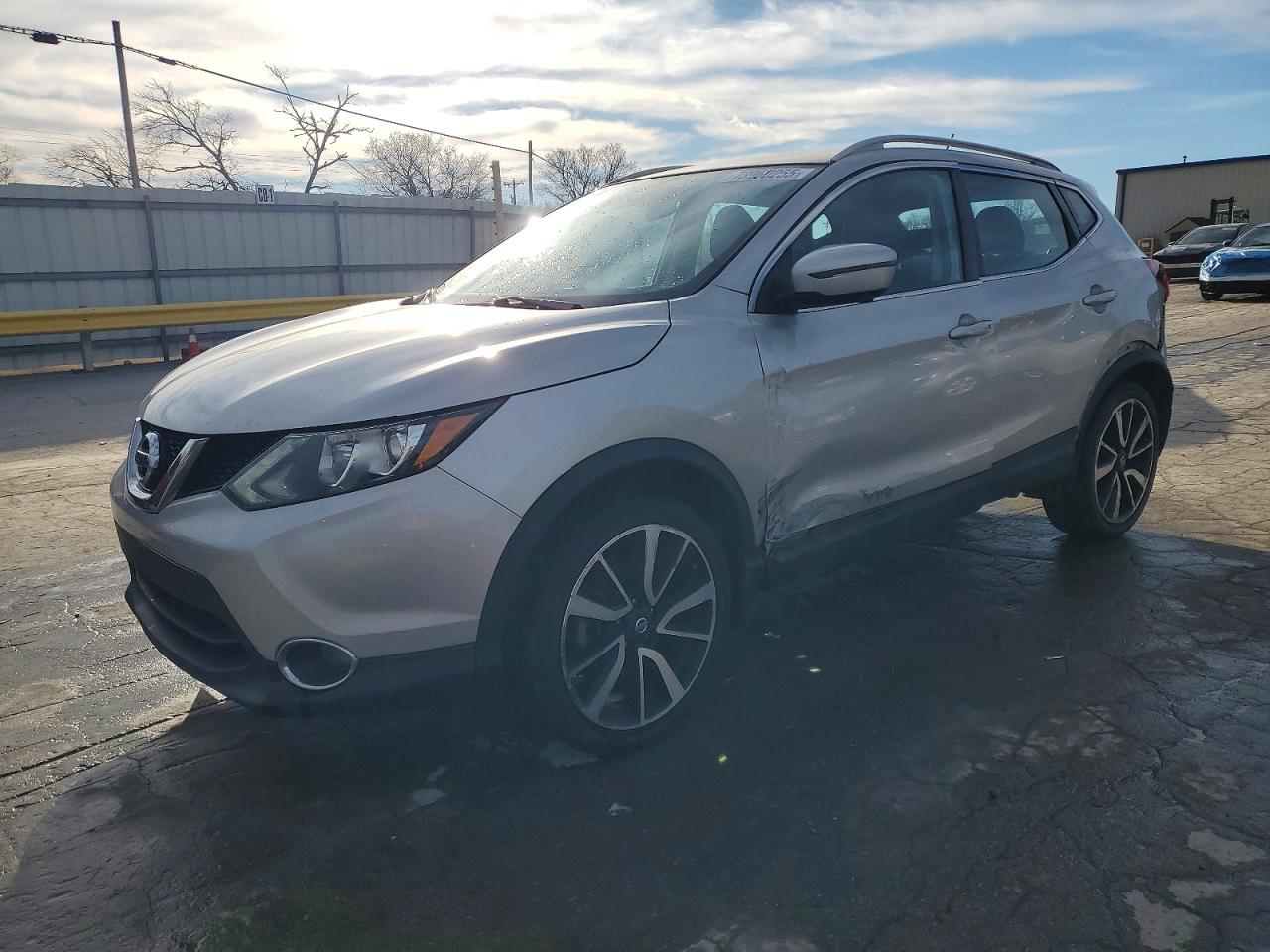 Salvage Nissan Rogue Image