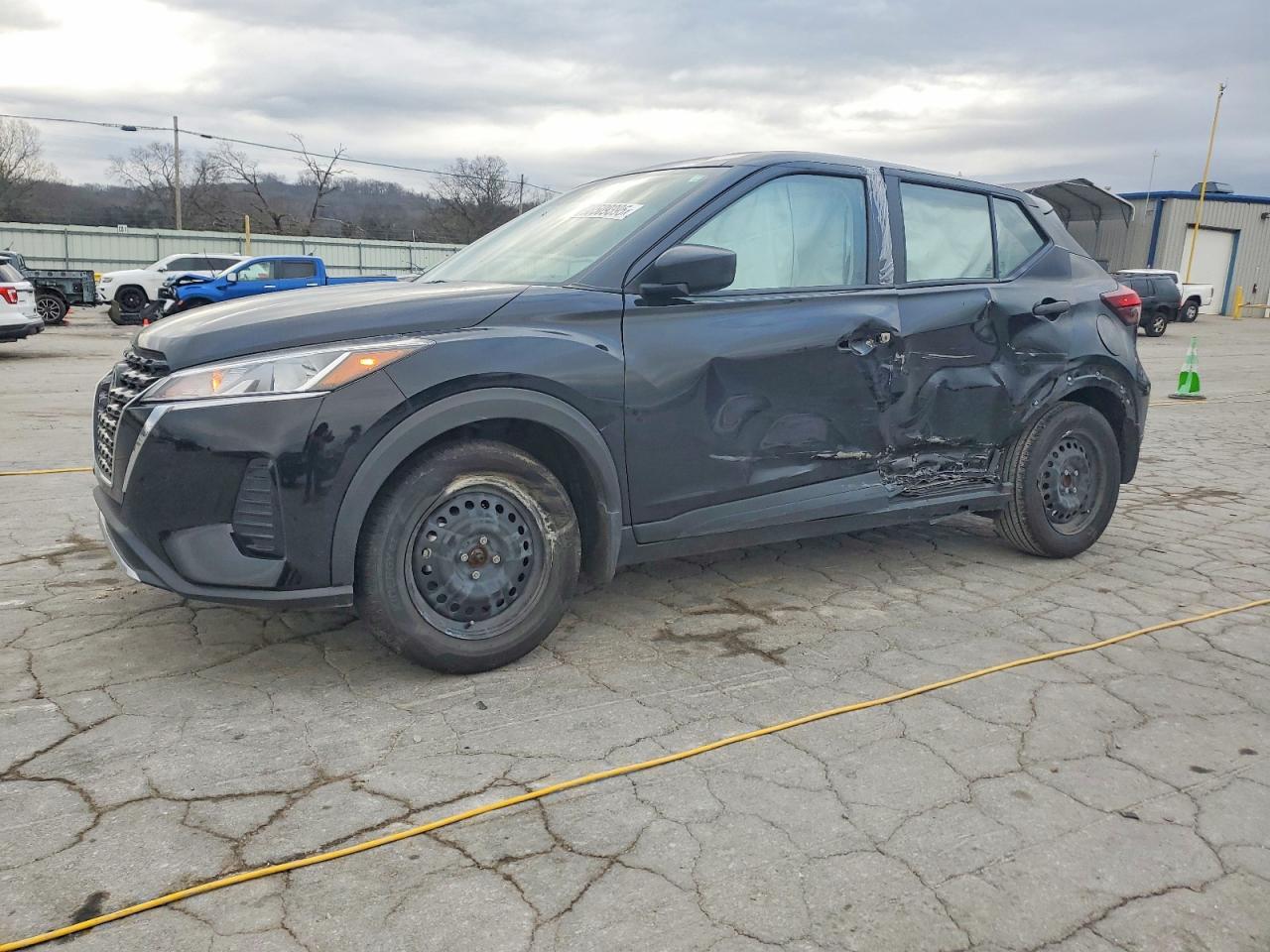 Salvage Nissan Kicks Image