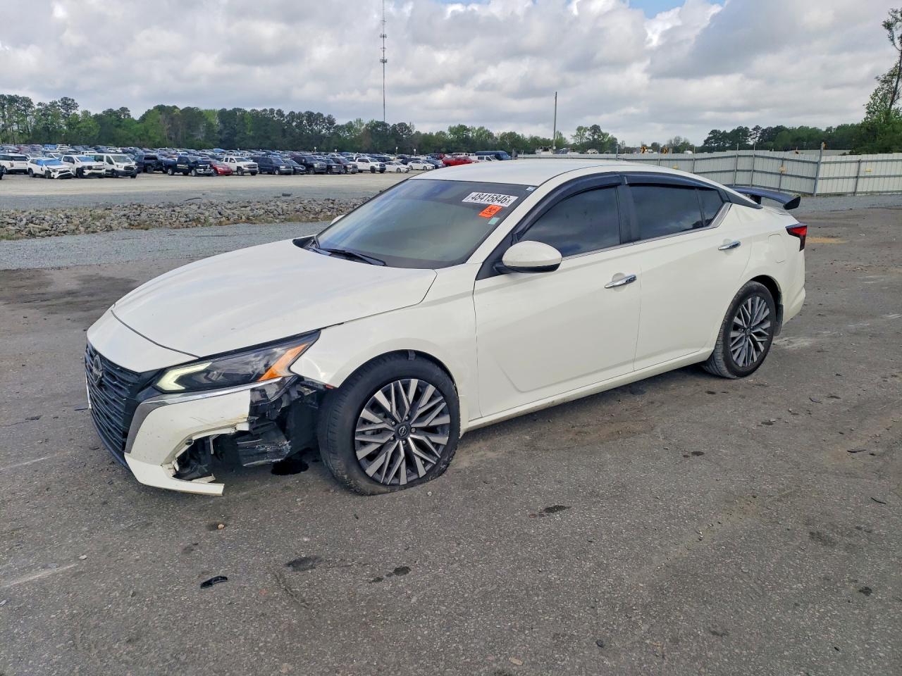 Salvage Nissan Altima Image