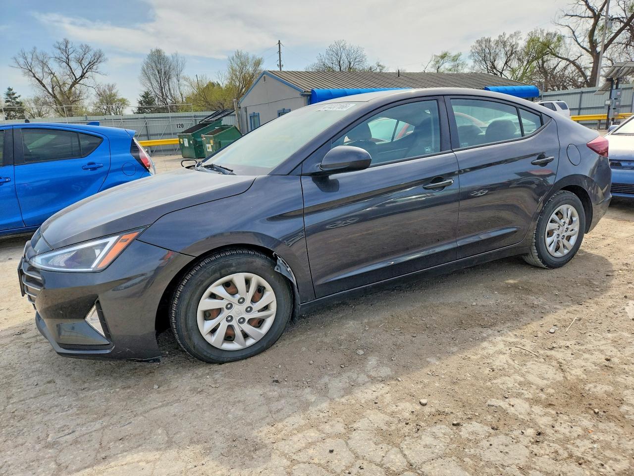 Salvage Hyundai ELANTRA Image