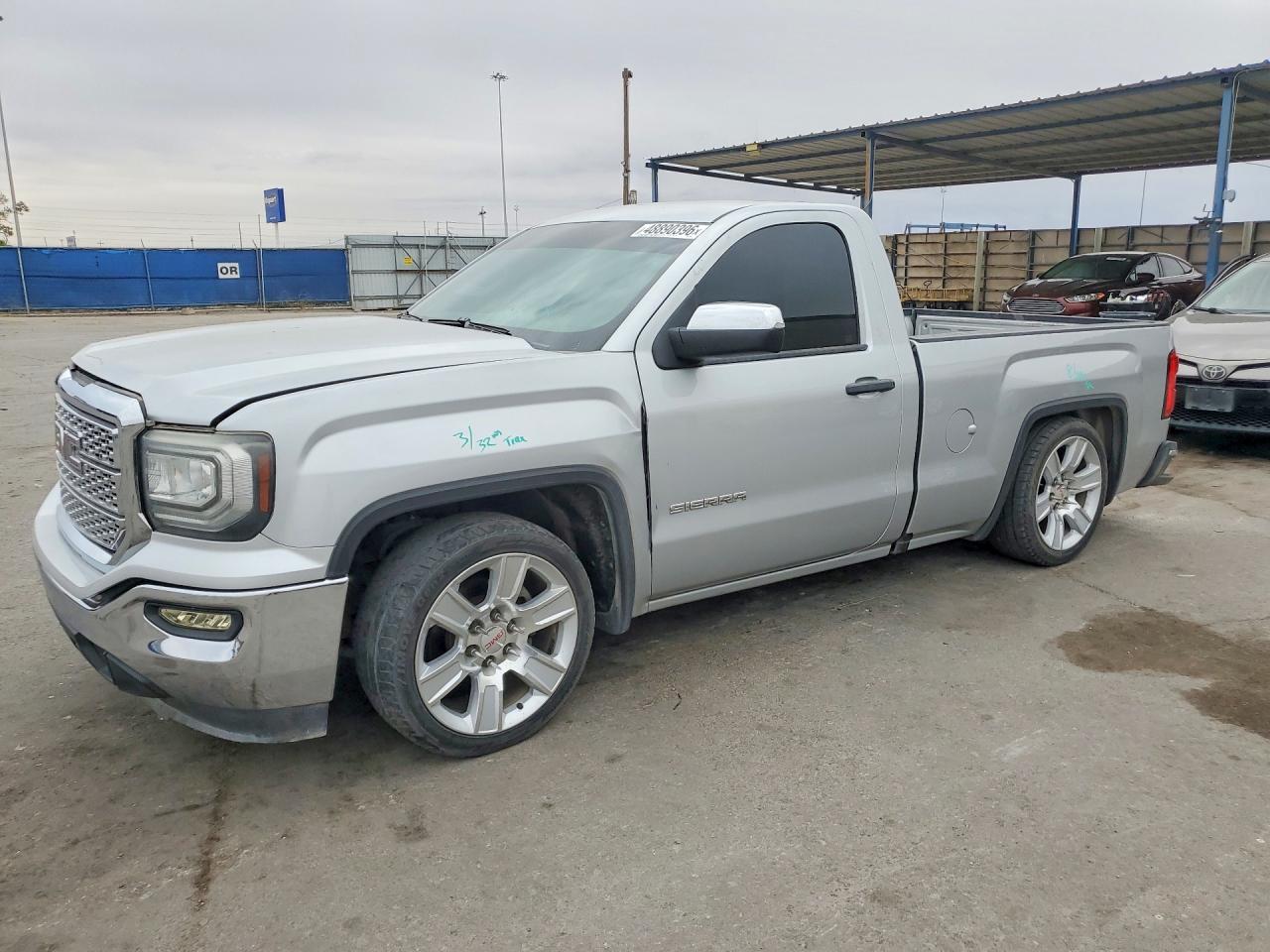 Salvage GMC Sierra Image