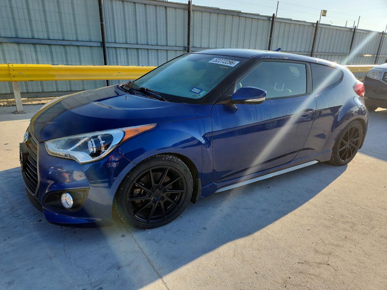 Salvage Hyundai VELOSTER Image