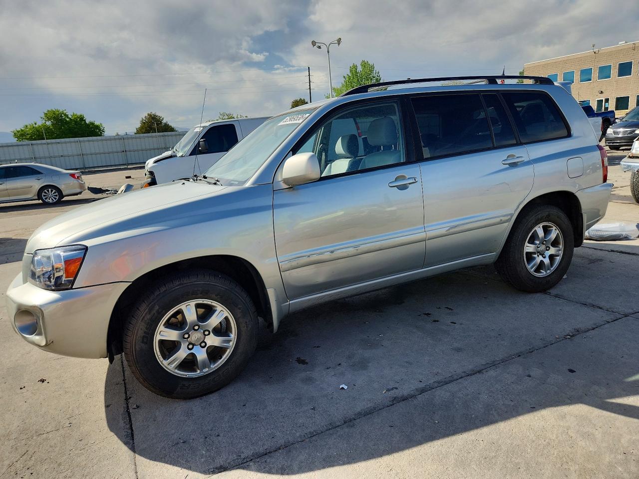 Salvage Toyota Highlander Image