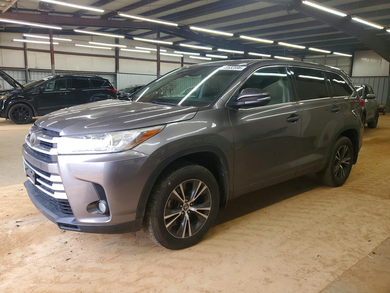 Salvage Toyota Highlander Image