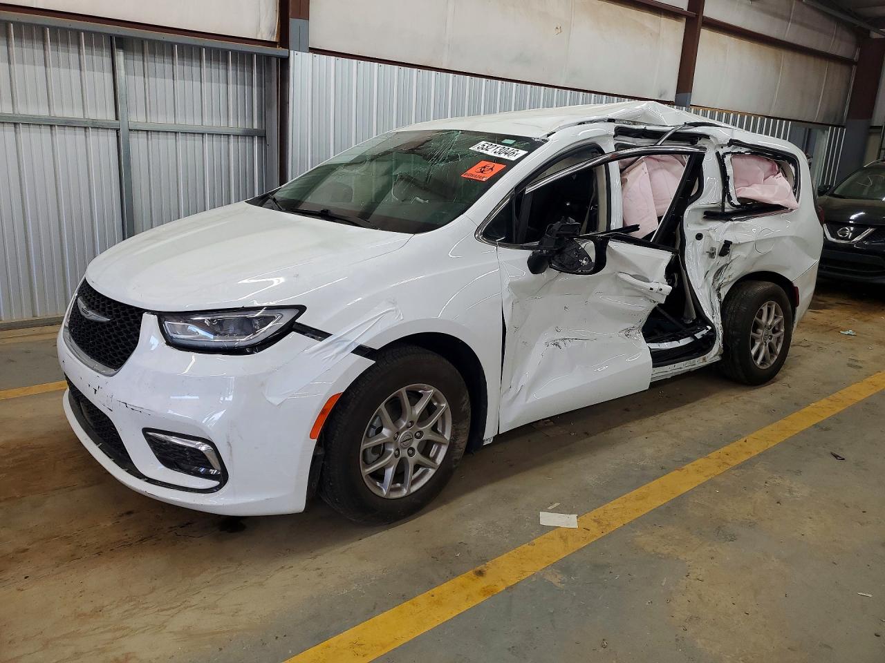 Salvage Chrysler Pacifica Image