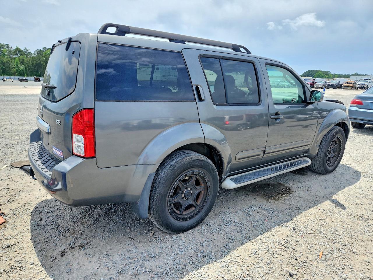 Nissan Pathfinder S