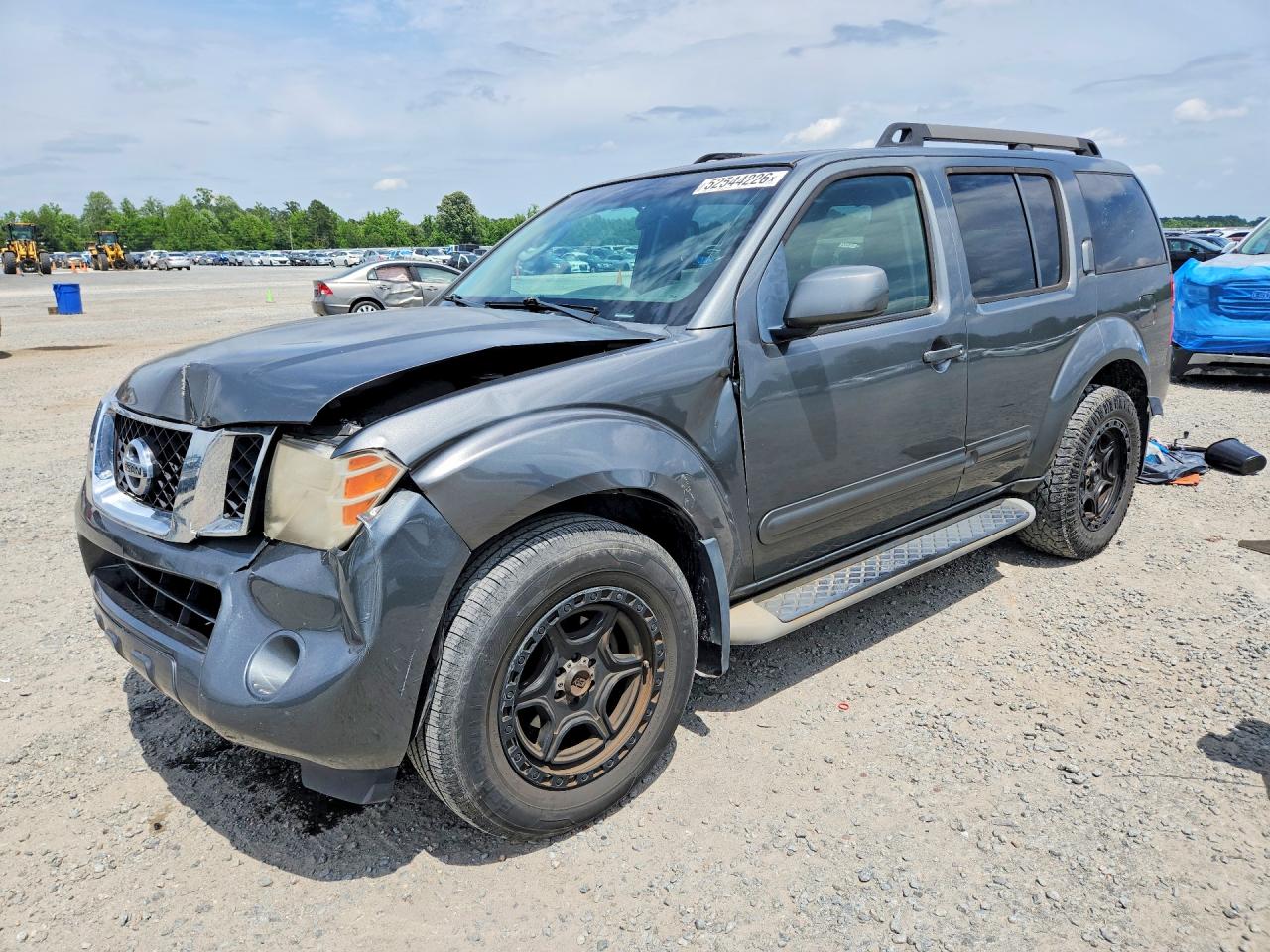 Salvage Nissan Pathfinder Image