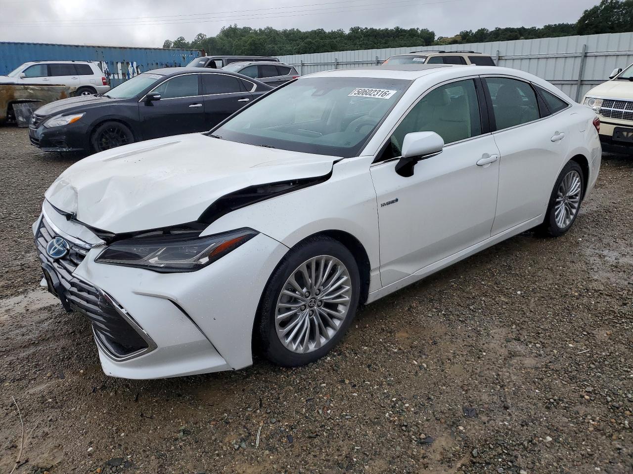 Salvage Toyota Avalon Image