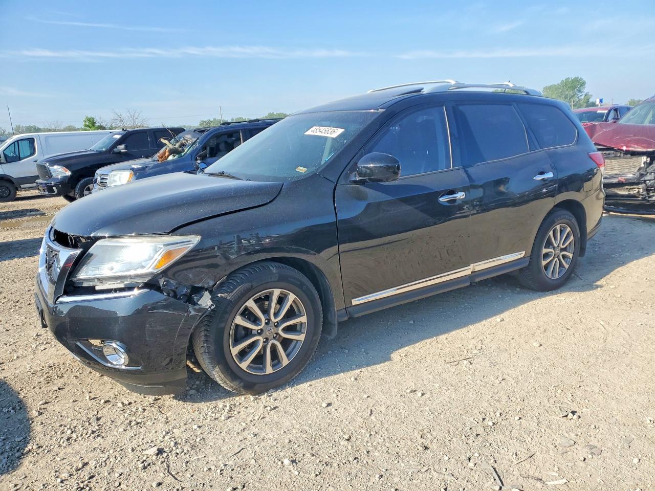 Salvage Nissan Pathfinder Image