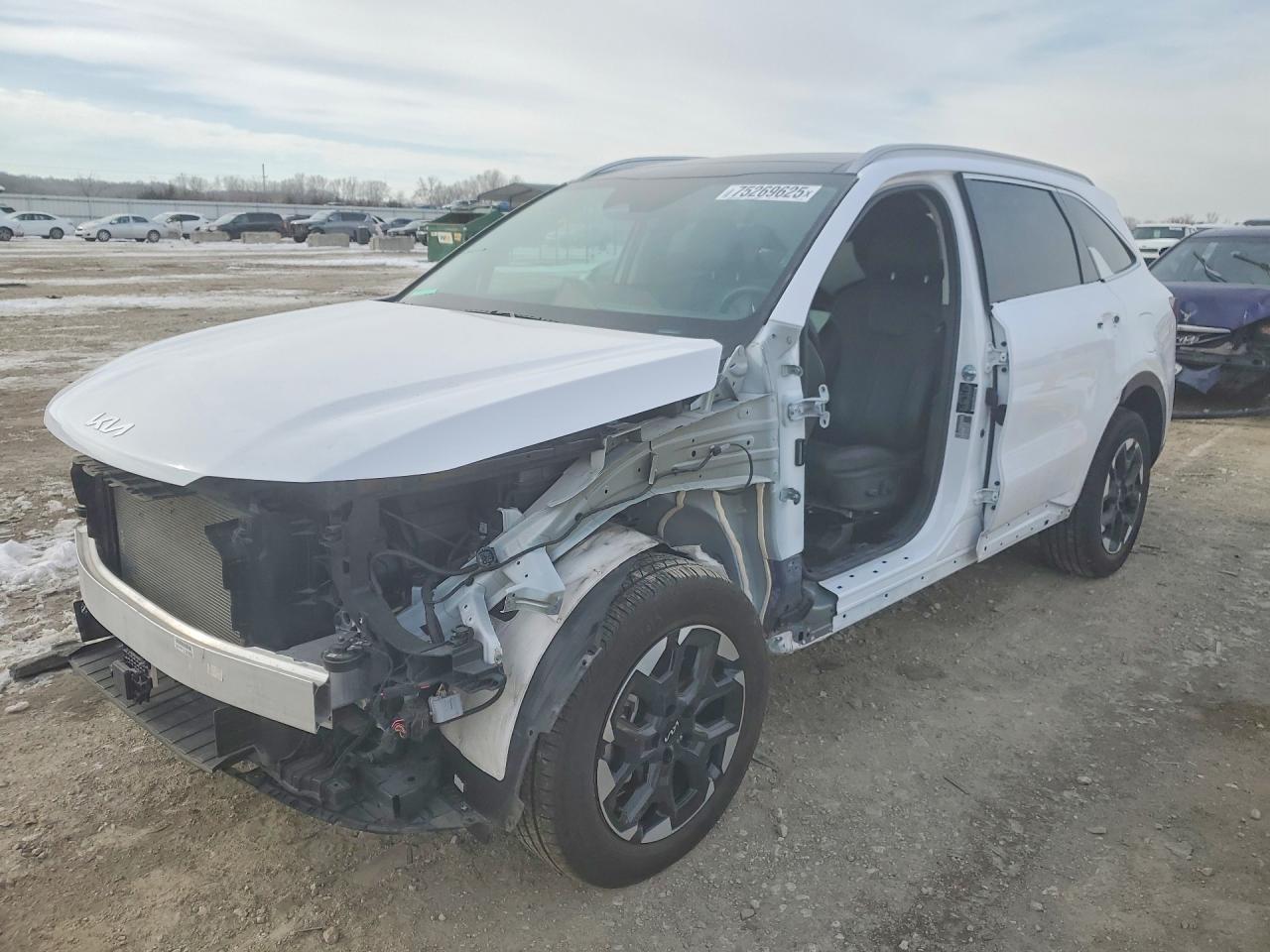 Salvage Kia Sorento Image