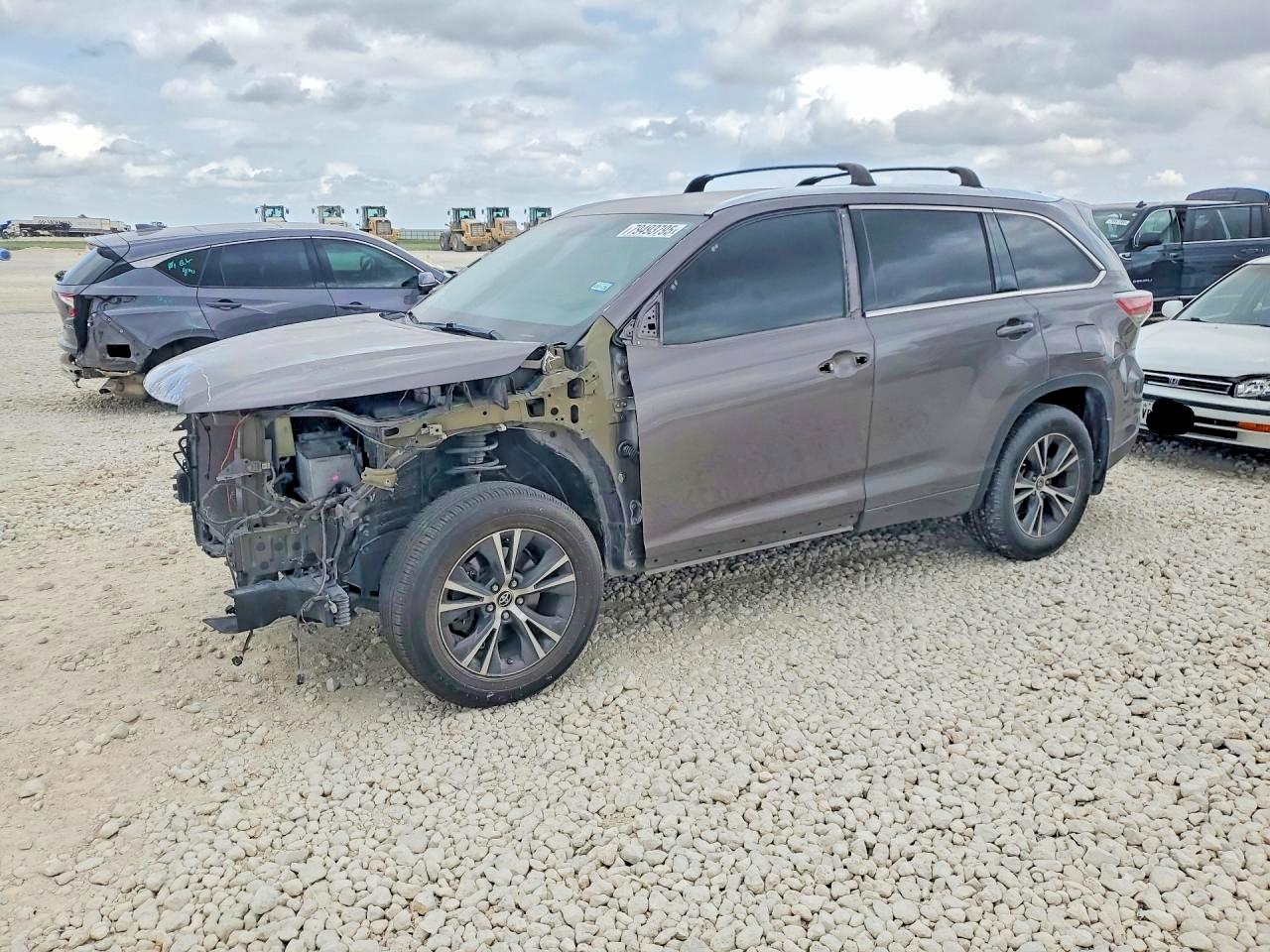 Salvage Toyota Highlander Image