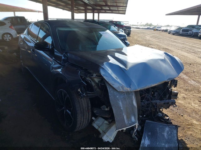 Salvage Nissan Altima Image