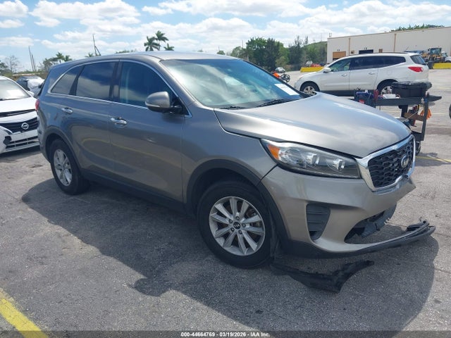 Salvage Kia Sorento Image