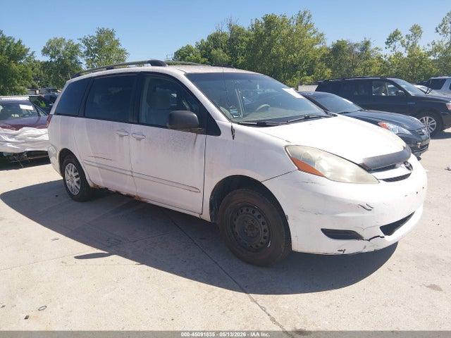 Salvage Toyota Sienna Image