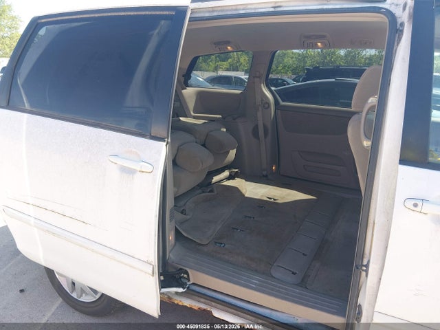 Toyota Sienna Le