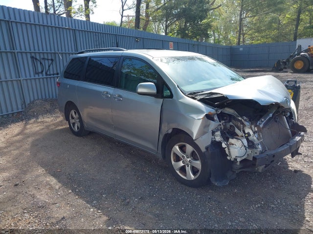 Salvage Toyota Sienna Image