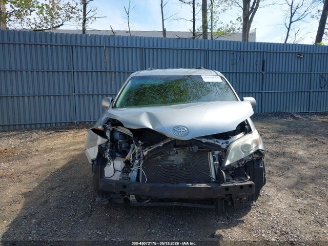 Toyota Sienna Le 8 Passenger