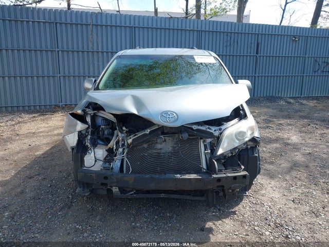 Toyota Sienna Le 8 Passenger