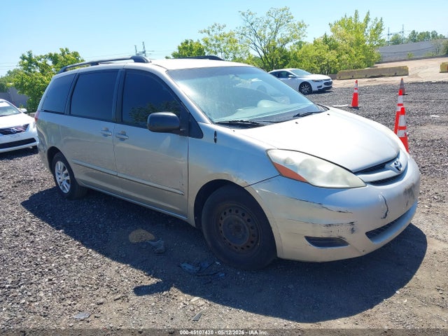 Salvage Toyota Sienna Image