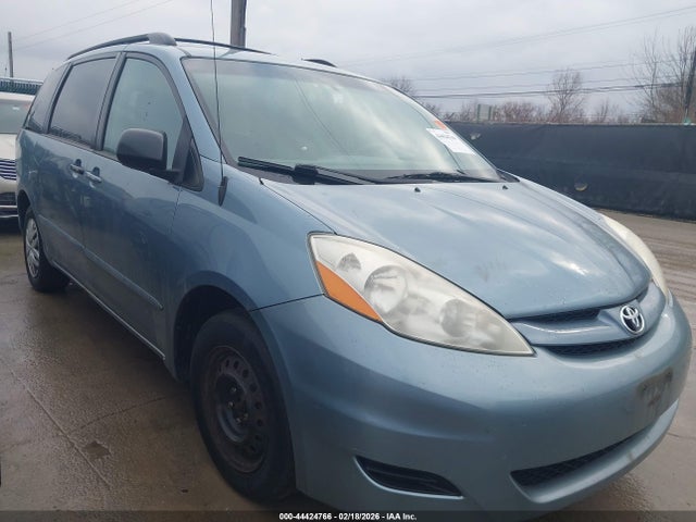 Salvage Toyota Sienna Image