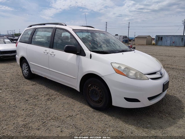 Salvage Toyota Sienna Image