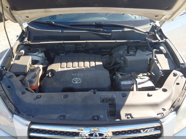 Toyota RAV4 Limited V6