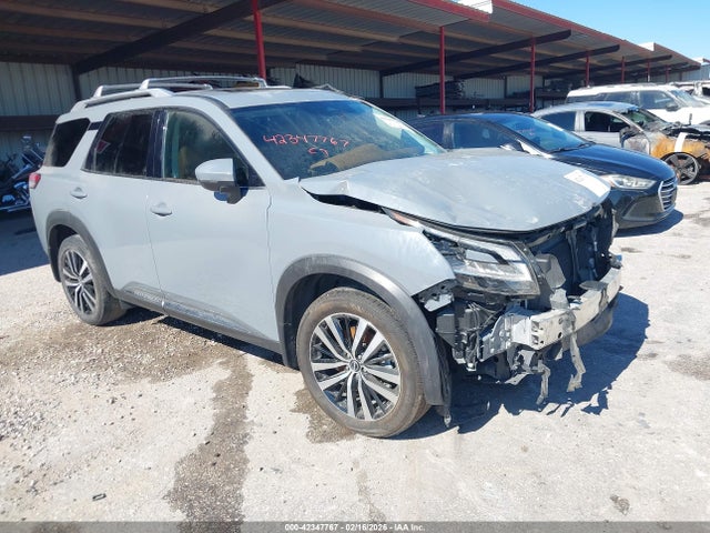 Salvage Nissan Pathfinder Image