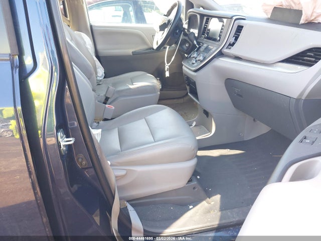Toyota Sienna L