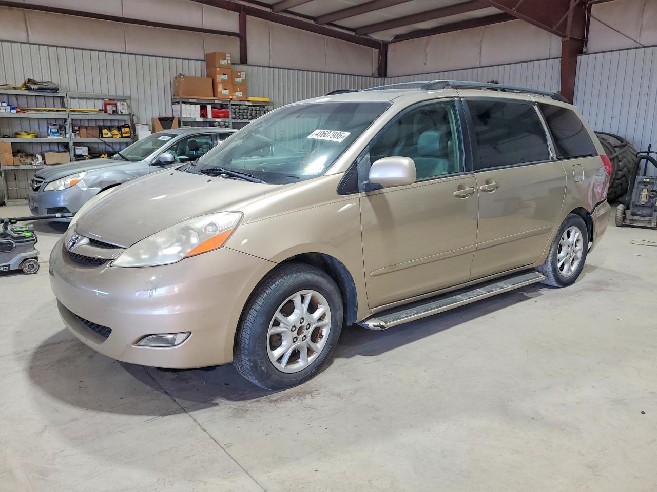 Salvage Toyota Sienna Image